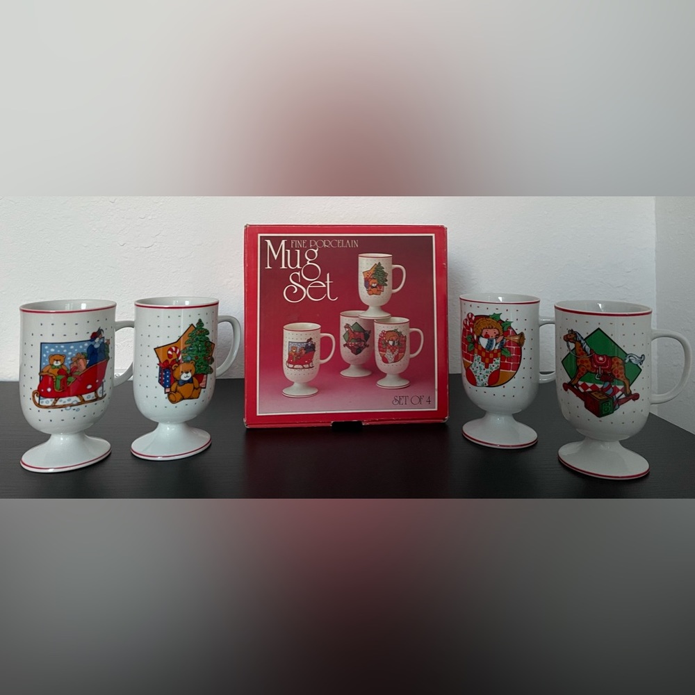 VINTAGE Fine Porcelain Christmas Theme Print Design 4 pcs Mug Set.(NWT)